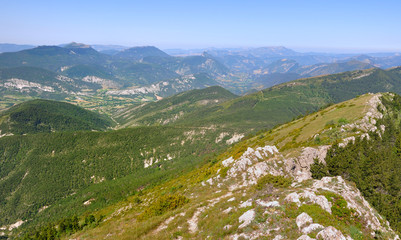 Fototapeta na wymiar paysage de montagne dans la Drôme