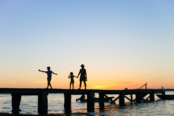 Fototapeta premium Family sunset silhouettes