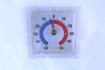 Naklejka premium 雪の上で零下を指す寒暖計