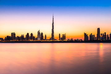 Naklejka premium Dubaj o zmierzchu, Zjednoczone Emiraty Arabskie.