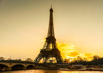 Fototapeta na wymiar Wieża Eiffla na wschód słońca, Paryż.