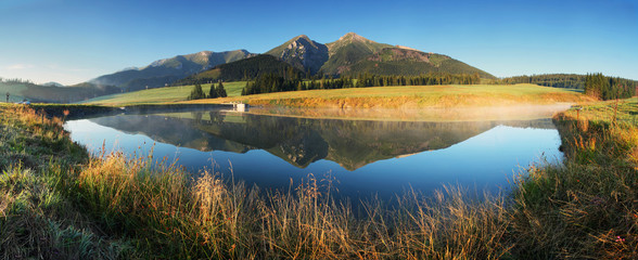 Fototapeta premium Mountain lake panorama - Slovakia Tatras at sunrise