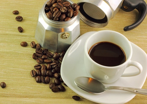 Chicchi di caff&egrave; tazzina e caffettiera