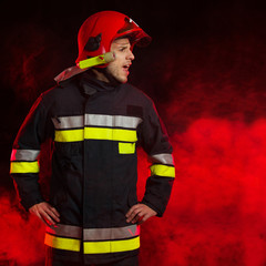 Obraz premium Shouting fireman.