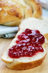 Hefezopf mit Himbeerkonfitüre