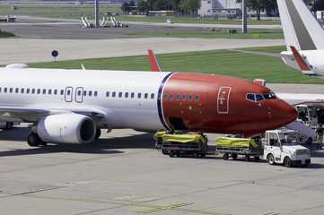 Fototapeta premium Verkehrsflugzeug beim Beladen