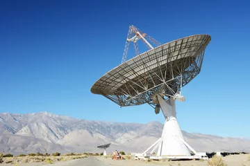 Photo sur Plexiglas Sécheresse Satellite dishes in desert / clear blue sky