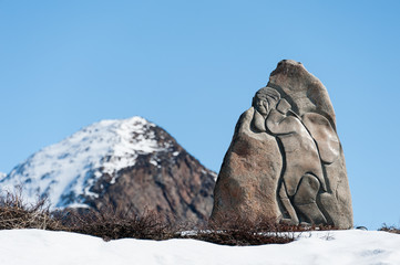 Sculpture sur pierre inuit esquimau près de l& 39 aéroport de Sisimiut, Groenland.