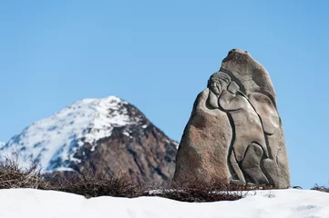  Eskimo Inuit Stone Carving in de buurt van Sisimiut Airport, Groenland. © ykumsri