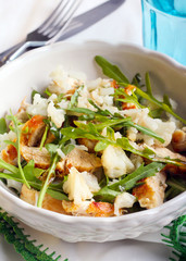 Rocket, cauliflower and chicken salad