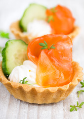 Tartlers with cream, pepper and cucumber