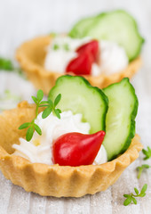 Tartlers with cream, pepper and cucumber