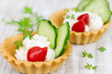 Tartlers with cream, pepper and cucumber
