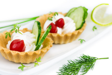 Tartlers with cream, pepper and cucumber