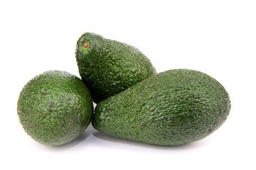 trois avocats sur fond blanc