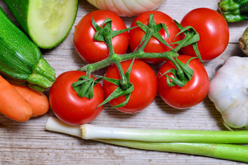 frisches Gemüse auf Holzbrett