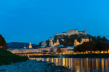 Obraz premium Twilight view of Salzburg old town, Austria