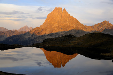 Reflet de l'ossau dans le lac d'ayous