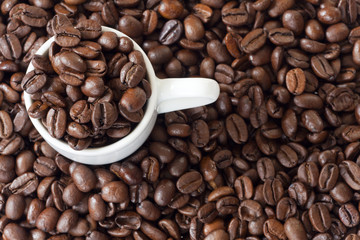 Espressotasse umgeben von vielen Kaffeebohnen