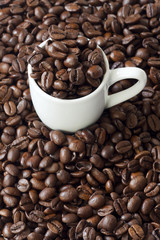 Hintergrund aus Espressotasse und Kaffeebohnen
