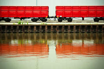 Rote Eisenbahnwagons in Hafen