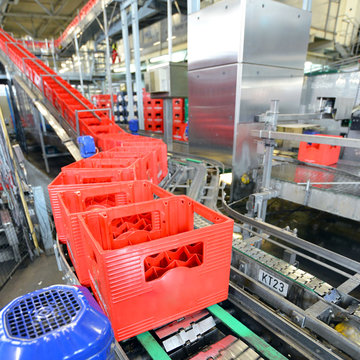 Fliessband mit leeren Bierk&auml;sten in Brauerei // production line