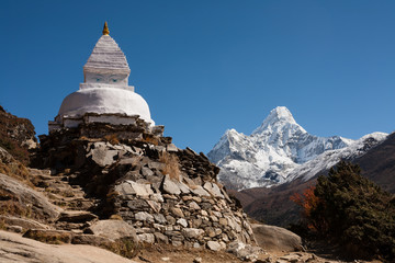 Fototapeta na wymiar Stupa and Ama Dablam