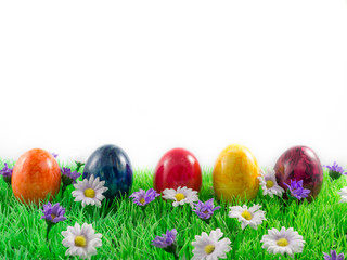 Ostereier auf der Wiese versteckt