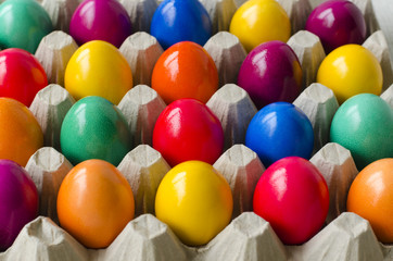 Bunte Ostereier im Pappkarton