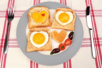 Scrambled eggs with bread on plate, on color napkin