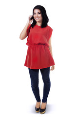 Casual woman talking on mobilephone