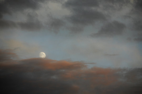 Abendhimmel mit Wolken und Mond
