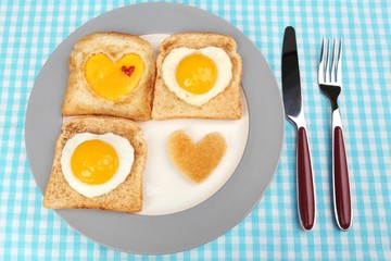 Scrambled eggs with bread on plate, on color napkin