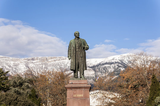 statue of lenin in yalta