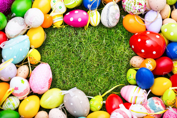 bunte ostereier auf rasen hintergrund