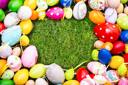 bunte ostereier auf rasen hintergrund