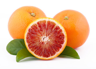 arance tarocco siciliane isolate su sfondo bianco