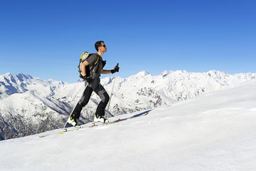 Fototapeta na wymiar scialpinista ascende verso la vetta, Alpi italiane