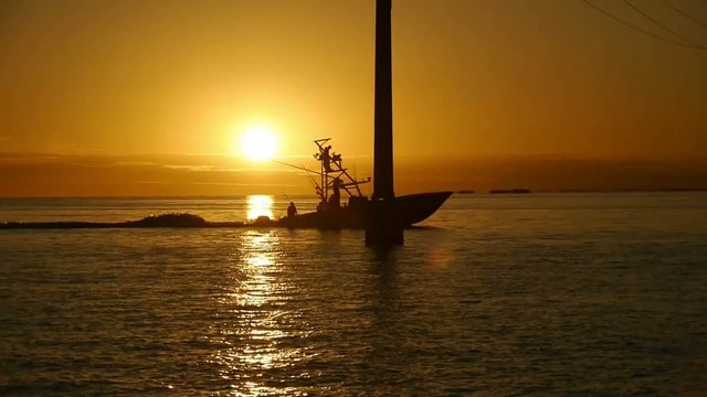 Sportboot im Sonnenuntergang