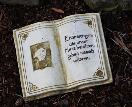 Friedhof - Aufgeschlagenes Buch mit Trauerspruch