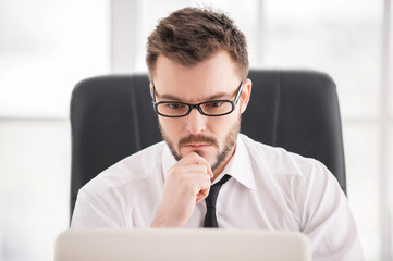 Naklejka premium Full concentration at work.