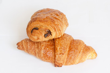 Croissant et pain au chocolat sur fond blanc