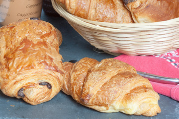 Croissants et pain au chocolat sur ardoise