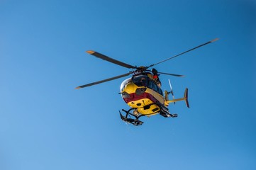 Fototapeta na wymiar Ratowanie ludzi helikopterem