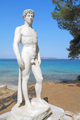 Ancient greek statue of a young athlete - 62140092