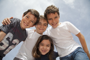 Grupo de niños cogidos por los hombros sonriendo - 62142010