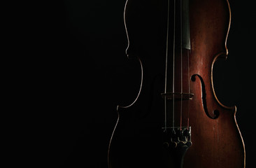 Old violin on dark background - obrazy, fototapety, plakaty