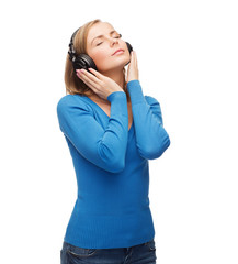 Naklejka premium calm young woman with headphones