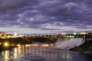 Fototapeta na wymiar Moonlight nad Niagara Falls
