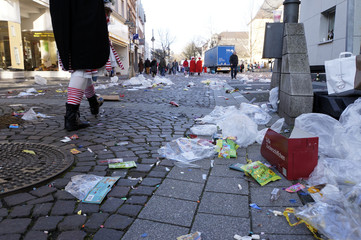 Überreste des Karnevalsumzuges